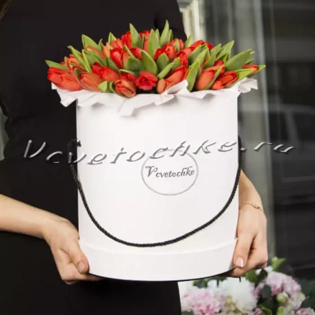 Шляпная коробка Grand «Малиновые тюльпаны»