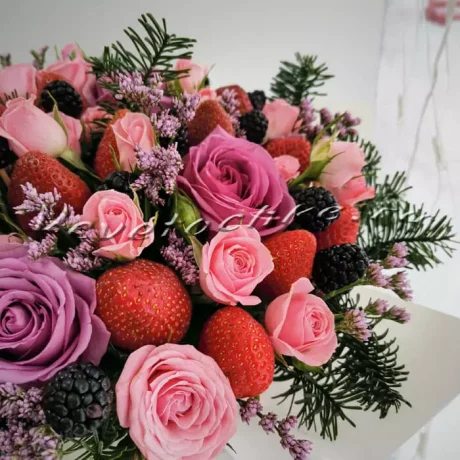 Цветочно-ягодная коробка "Марджанджа", Доставка цветов Тольятти, цветы Тольятти, Vcvetochke
