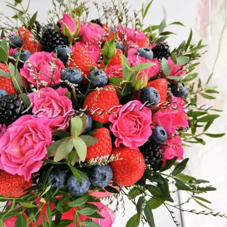 Цветочно-ягодная шляпная коробка "Passion", Доставка цветов Тольятти, цветы Тольятти, Vcvetochke